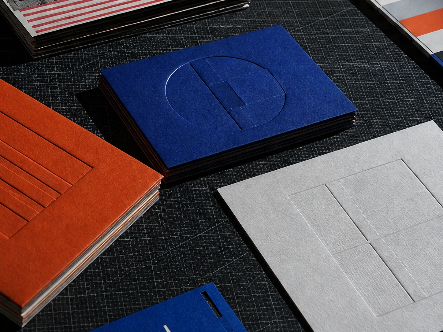 Geprägte Printdetails in Cobalt und Orange